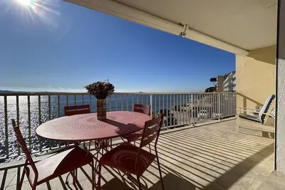 Image de Appartement bord de mer climatisé tout à pied plage et port avec terrasse vue mer pour 4