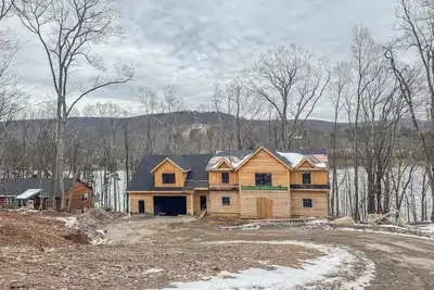 Image de New Construction: Private Indoor Pool and More!