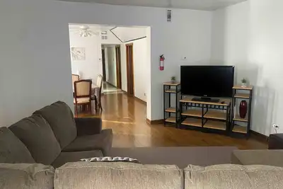 Image de Smokers Preferred-Spacious 3-bedroom apartment with WiFi, Ac in awesome Chicago