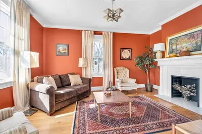 Image de Vintage Charm in Lakeside | A Timeless Rva Retreat