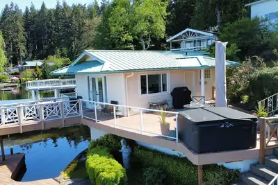 Image de Unique Lake Goodwin Waterfront Cabin with Private Hot Tub and Boat Moorage