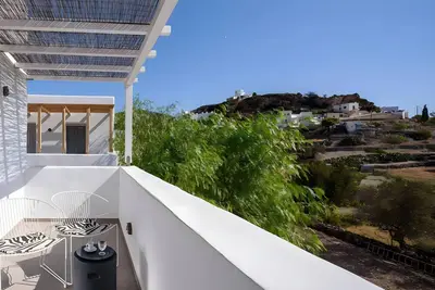 Image de Appartement dans un hĂ´tel \"Echinousa Kimolos Maisonette no3\" avec vue sur mer et climatisation