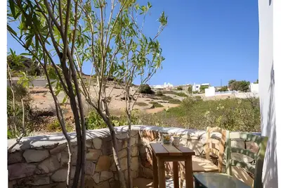Image de Appartement 'Echinousa Kimolos katoikia no6' avec vue sur montagne, Wi-Fi et climatisation