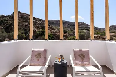 Image de Appartement dans un hĂ´tel 'Echinousa Kimolos Maisonette no1' avec vue sur les montagnes