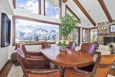 Penthouse in the trees, located between Sun Valley Lodge & Zynergy.