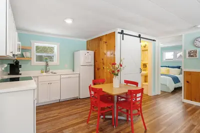 Image de Charming 2-bedroom cottage in Carp Lake with Ac, and WiFi, minutes from Mackinaw