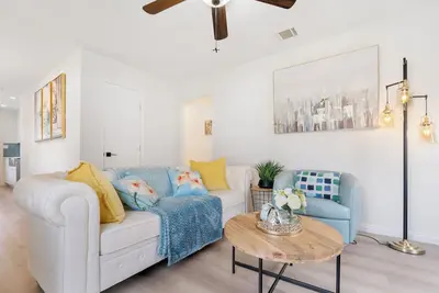 Image de Trendy & Airy Home Near SoCo – Walk to Hot Spots!