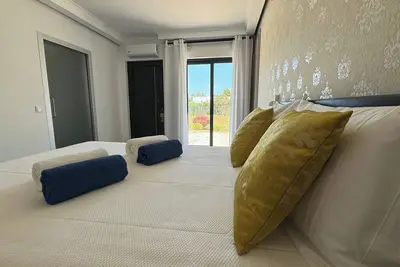 Image de HostWise - Poolside Suite in Spacious Villa