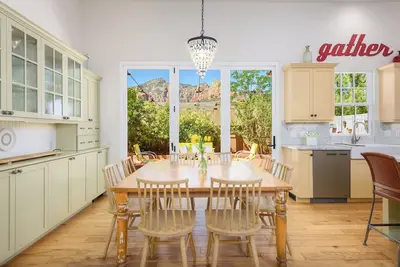 Image de Modern Farmhouse 3-Bedroom with Huge Yard, Hot Tub and Fire Pits