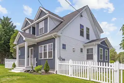 Image de Ideally located, game room, finished basement, fenced yard, lawn games, coffee