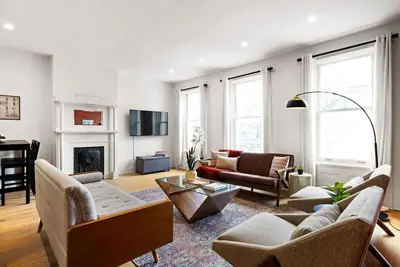 Image de ★HostWise Stays★ Exposed Beams, Modern Vintage War Streets Charmer!