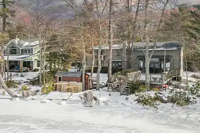 Image de Deck w\/ Lake Views, Fireplace, Shuffleboard, and Office | Lakeside Retreat