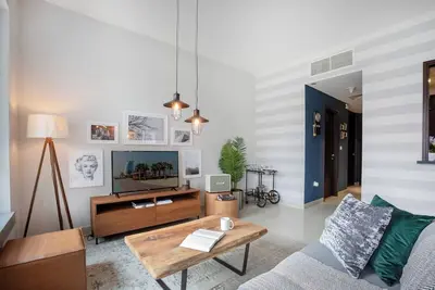 Image de Spacious 1b with Balcony Overlooking City Views