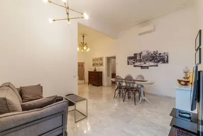 Image de Historic and elegant apartment located on the fourth floor of a building with a lift (Not suitable for disabled people). There are 6 steps at the entrance. In 90 square meters of space accommodates 4 people with a two bedrooms. The ideal solution for