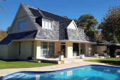 Image de Fully equipped villa with solar-heated pool at the Constantia Valley Wine Route