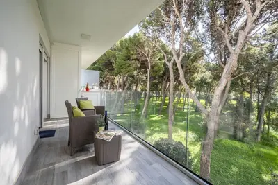 Image de GuestHost - Cozy apartment for 4 people, located in a modern building in Bari. Bright and colourful, it offers a furnished balcony overlooking a quiet pine forest, creating a serene and relaxing environment. Perfectly located just 5 minutes walk from the