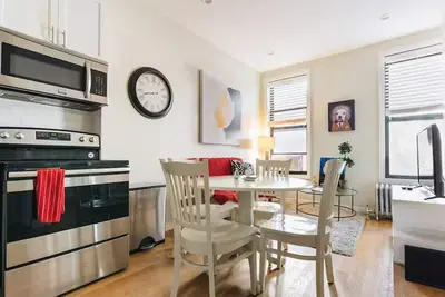 Image de 3 Bed 2 Bath Williamsburg Brooklyn Apartment in Classic Brick Townhouse