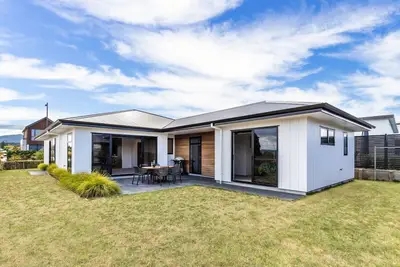 Image de Modern Holiday Retreat – Relax & Unwind in Style