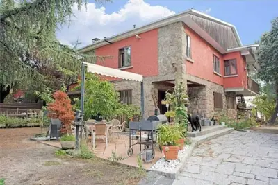 Image de Peñalara-la casa de Galapagar, romantic stone lodging with fireplace.