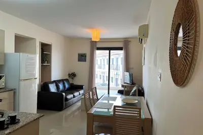 Image de 2 Bedrooms Apartment 800m to Beach with Pool&Gym