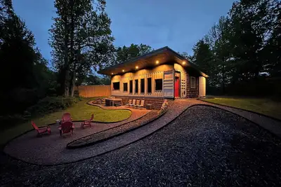 Image de The Original Shipping Container Cabin in Red River Gorge - Hot Tub and a View!