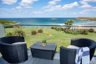 Spacious Sea View Apartment | Sleeps 8 | Dog-Friendly | Pool Access