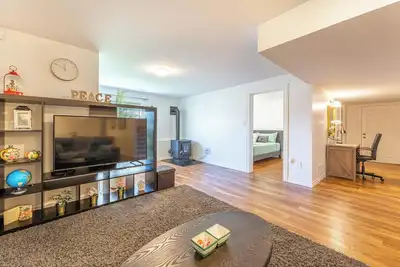 Image de Charming private basement suite with kingsize bed in brilliant Halifax