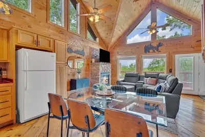 Image de Cabin with Gorg Mtn View~4 Br~4 Baths~3 mi to Pigeon Frg Pkwy~