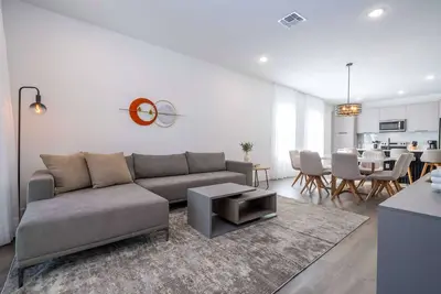 Image de Bright & Spacious 4br Near Attractions