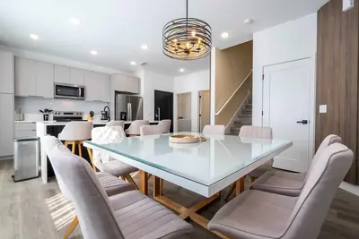 Image de Luxury 4br Home, themed Bedrooms