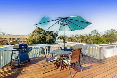 Image de Bright condo with private balcony, washer/dryer, & WiFi- close to the beach