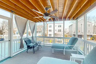 Image de Spacious home with bay views, deck, balcony and gas grill