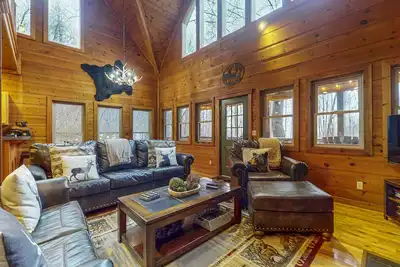 Image de Serene cabin with fire pit, hot tub, grill, pool table, covered decks and Wi-Fi