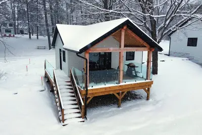 Image de Maple Haven at Algonquin Woods, Lake Front Cottage