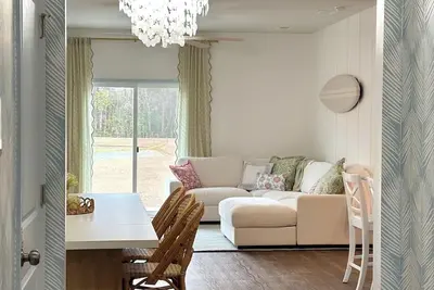 Image de King Suite - Pools, Waterslide, Splashpad 5br/3ba in Summerville