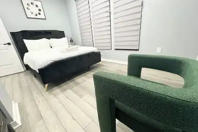 Image de Nyc Riverfront White Marble Sanctuary Free Parking