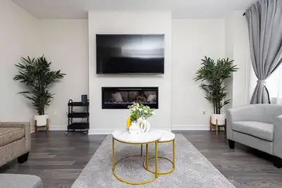 Image de Niagara  Falls Area -Luxury, Cozy Canal-Side Home, Niagara Area's Hidden Gem- JNShortstay