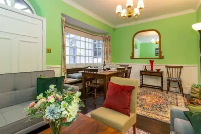 Image de Spacious home, sleeps 9 - walker & cyclist retreat -Pass the Keys