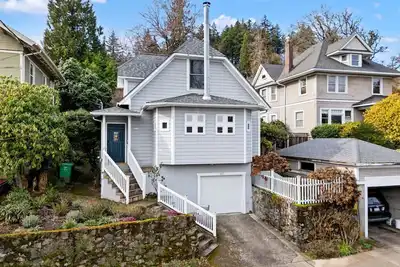 Image de Monthly Rental  - Modern Hillside Retreat with Stunning Views & Easy City Access