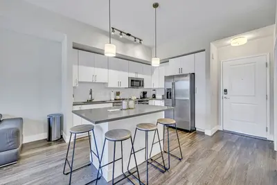 Image de Sunny 1br Unit | Free Parking | Prime Location