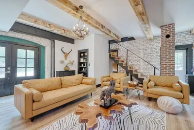 Image de Charming 1-bedroom 100 yr old renovated cottage with pool in historic Conway!