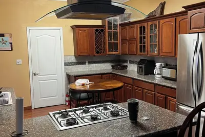 3-bedroom apartment in delightful Nassau with Ac, WiFi. Enjoy your stay