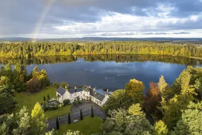 Image de Lochside Luxury: Historic Home with Stunning Scottish Woodland Views