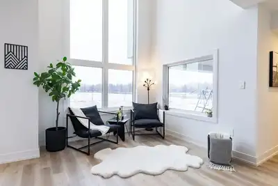 Image de Modern Luxury Retreat with Stunning Views & Open Concept Design