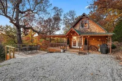 Image de Picturesque 3-bedroom Cabin Hideaway in a wooded setting with a lake view!