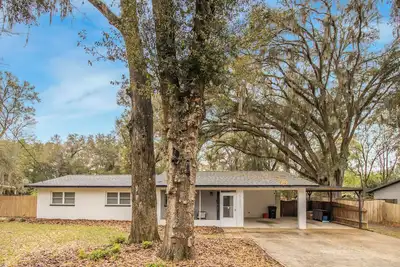 Image de Gainesville Getaway - Spacious, Fire Pit & Yard!