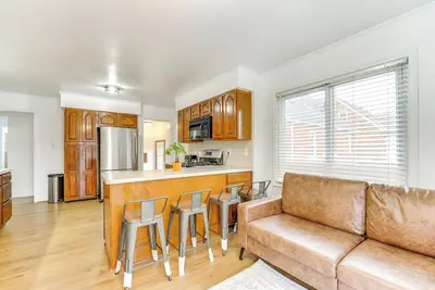 Image de 13 Mi to Downtown Detroit: Bright Home