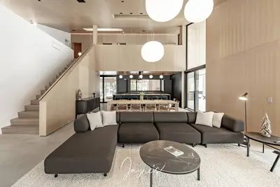 Image de Outstanding 6 bed 5 bath cottage on Lake Joseph with Boathouse