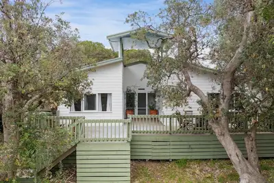Treehouse Inverloch next to Inverloch Surf Beach