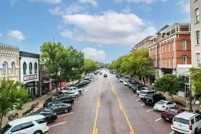 Image de Historic Downtown Escape 2 bedroom Condo on the Bricks with Private Parking